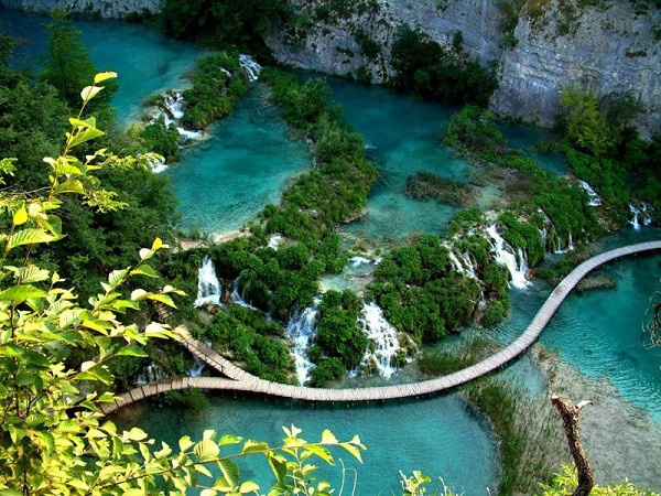 Đường mòn qua hồ Plitvice ở Croatia